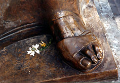 Nyomában járni - Teréz anya szobrának részlete Makedóniában (Fotó: Konkoly-Thege György)