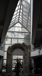 A Dómmúzeum belső tere a székesegyházra néző ablakkal