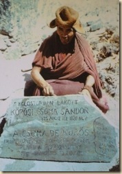 Egy szerzetes Csoma sírjánál