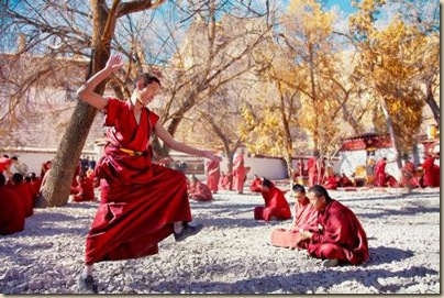 Elméjüket gyakorló, vitázó szerzetestanoncok