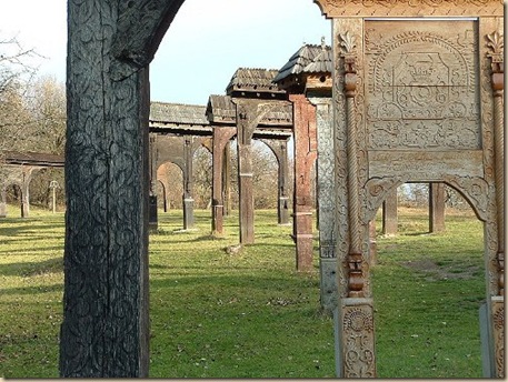 Síremlékéhez vezető székelykapuk