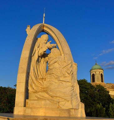 István király megkoronázása, Melocco Miklós szobra a az Esztergom-i  bazilika parkjában