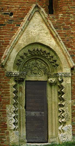 Csempeszkopács, a Szent Mihály templom déli kapuja