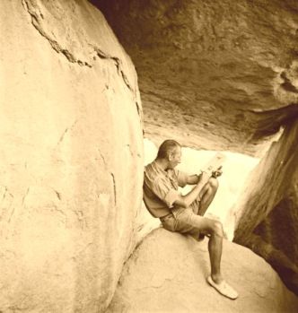 Almásy László az Úszók barlangjában