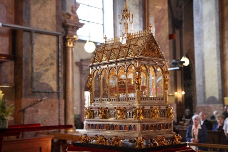 Szent_Jobb_ereklyetarto