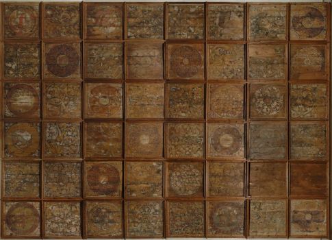 anyag: festett fenyőfa technika: enyves és meszes festés méret: kazettánként kb. 90x90 cm lelt.szám: 55.966