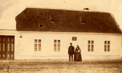 Dugonics András szülőháza Szegeden, előtte a ház tulajdonosai, Kõrösi József és felesége 1876 Fénykép Váry Gellért gyűjteményéből Piarista Múzeum, Fényképgyűjtemény, Albumok, 32/26.