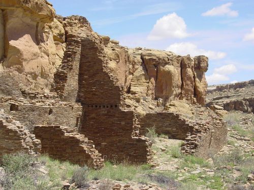 Chaco_Canyon_Hungo_Pavi_ruins_staircase_NPS