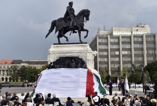 Andrássy Gyola lovasszobrának avatása a Kossuth téren