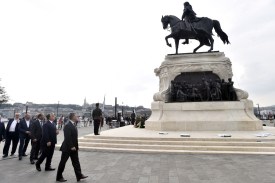 gróf Andrássy Gyula lovasszobra a Kossuth téren