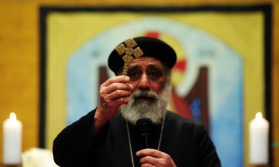 Kopt pap áldó kereszttel (fotó: AFP)