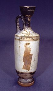 Fehéralapos lékythos Attikából, a Thanatos-festő munkája