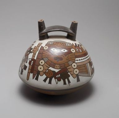 Lefejezős nazca korsó: a nazcák diadaljelvényként tették közszemlére a levágott fejeket. Találtak számos kilyukasztott koponyát is, ami arra utal, hogy kötéllel függesztették fel őket. Az edény festményén egy természetfölötti lényt látunk, kezében késsel és levágott fejekkel. Nazca ceramics