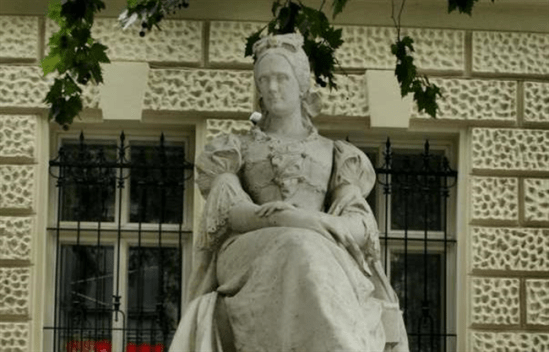 Veres Pálné szobra