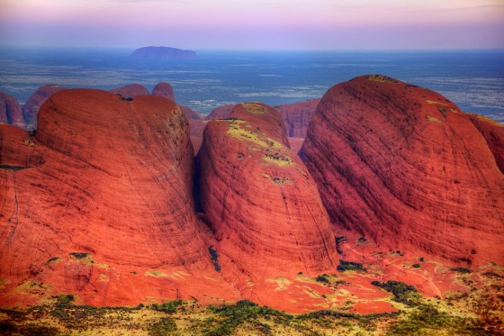A Kata Tjuta teteje a legenda szerint Wanambi, az óriás szakállas Szivárványkígyó otthona, aki egy mélyedésben összetekeredve fekszik, ám időnként lekúszik a sziklafalon. Kata Tjuta top