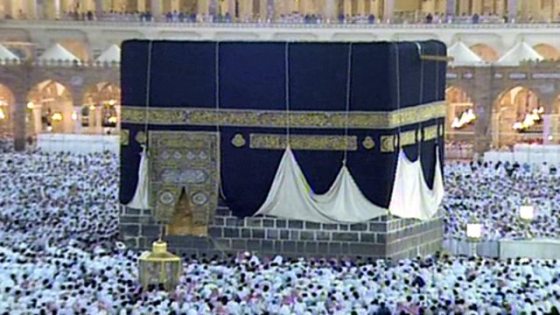 A nagy mekkai zarándoklat pontosan meghatározott rituálé szerint zajlik. Egyik csúcspontja a Kába, az Al Haram mecset udvarán álló legnagyobb iszlám szentség körüljárása. Az egy hétig tartó ceremónia első és utolsó napján a hívők hétszer járják körül a lepellel letakart, magas, négyszögletes építményt, majd igyekeznek megérinteni és megcsókolni a Kába délkeleti sarkába beépített fekete szent követ. Last day of Hajj