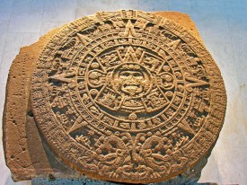 Azték naptárkő: központi motívuma a Napot jelképezi, a többi a négy ősnapot, melyeknek teremtése az aztékok szerint megelőzte a mostani, ötödik napét. aztec calendar