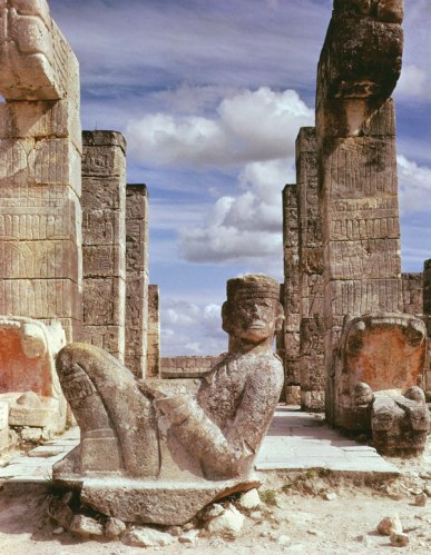 Kőalak: ez a fekvő férfialak, azaz chacmool a Yucatán-félszigeti maja városban, Chichén Itzában talán egy hadifoglyot ábrázol, vagy esetleg magát Tlaloc esőistent. A figura hasán látható lapos korongra feltehetően áldozati tárgyakat helyeztek, de oltár is lehetett. Chacmool, Maya civilization