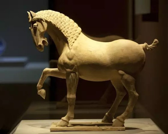 cserép lószobor 