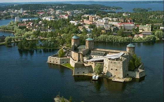 Savonlinna középkori vára a Finn-tóvidék keleti részén. Minden nyáron rangos operafesztivál színhelye. Savonlinna, Finland
