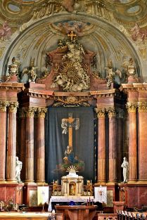 A székesfehérvári Szent István-bazilika főoltára böjti lepellel letakarva