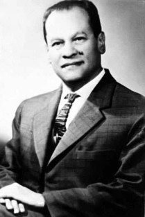 Nagíb Mahfúz, nem egyiptomi ejtés alapján Nadzsíb Mahfúz (arab betűkkel نجيب محفوظ – Nagīb Maḥfūẓ; 1911. december 11. – 2006. augusztus 30.) irodalmi Nobel-díjas (1988) egyiptomi író. Nagib Mahfúz