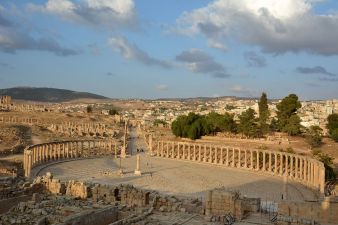 Az Ovális Fórum és a Cardo Maximus az ősi Jerash-ban Place ovale, Gerasa