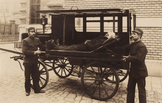 Budapest, Markó utca 22., az Országos Mentőszolgálat, a Kresz Géza által megalapított Budapesti Önkéntes Mentő Egyesületet (BÖME) központjának udvara. A Millenniumi kiállításhoz kapcsolódó bemutató: korabeli betegszállító mentőjármű és személyzete. A felvétel 1896-ban készült. A kép forrását kérjük így adja meg: Fortepan / Budapest Főváros Levéltára. Levéltári jelzet: HU.BFL.XV.19.d.1.10.250 Fotó: Fortepan Fortepan / Budapest Főváros Levéltára. Levéltári jelzet: HU.BFL.XV.19.d.1.10.250