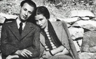 Radnóti Miklós és Fanni (padon ülnek)