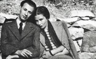 Radnóti Miklós és Fanni (padon ülnek) 