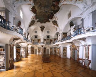 A rokokó korának ismereteit bőrbe kötve őrizte a Fekete-erdőben lévő Szent Péter-apátság könyvtára. The former Benedictine abbey with its baroque church, ceremonial hall, and Rococo Library is one of the most magnificent testaments of baroque architecture in the whole of Southern Germany