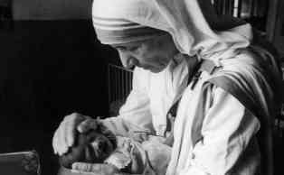 MERE TERESA ET UN ORPHELIN NOUVEAU-NE DE CALCUTTA 1971