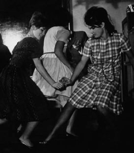 Tvisztelő városi fiatalok egy 1963-as házibulin Dance in 1963