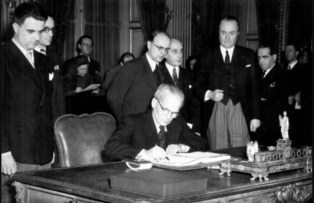 A párizsi békeszerződés aláírása, 1947. február 10., Párizs ( fotó:MTI) A párizsi békeszerződés aláírása, 1947. február 10., Párizs ( fotó:MTI)