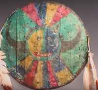 Díszes pajzs: a mai Új-Mexikó államban élő pueblók ilyen tolldíszes pajzsot használtak. Ehhez olyan sokra tartott madarak tollát használtákfel, mint a sas, varjú és különféle sólyomfélék. pueblo shield