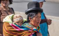 Bolíviai nő gyermekével Traditional Bolivian Women
