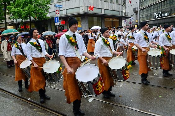 A zürichi Bahnhod-strasse – elegáns bevásárlóközpont és a felhőtlen svájci jólét szimbóluma – most viám népi tavasz-ünnepi felvonulás helyszíne. Spring festive parade in Zurich