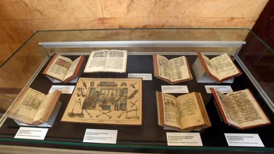 Národní muzeum v Praze představilo 2. září 2019 výstavu nazvanou Uč se moudrým býti! Orbis pictus v běhu věků. Návštěvníkům představí některá vzácná vydání ilustrované učebnice Orbis pictus (Svět v obrazech), jednoho z nejslavnějších děl reformátora evropského školství Jana Amose Komenského, známého pod přízviskem učitel národů. Výstava potrvá do 13. října.