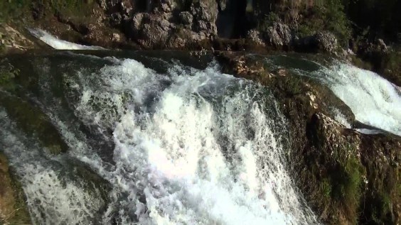 A természet színjátéka: a Rajna vízesés Schaffhausennél. A 150 méter széles Jura-mészkőlépcsőtől tajtékozva, dübörögve zúdul le a Rajna vize a 21 méteres mélységbe. Rhine Falls at Schaffhausen