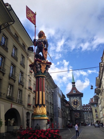 A berni medve, a főváros címerállata díszíti a 16. századi aranyozott Zähringer-kutat. The Zähringer digs with the Bernese bear