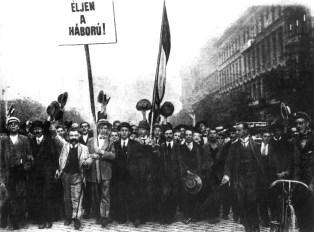 Parade of war cheers at the outbreak of World War I in Budapest, August 1914 (Photo: MTI / reproduction)