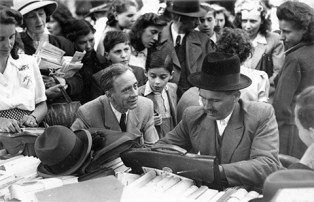 Géza Féja and Péter Veres on the 1943 book day