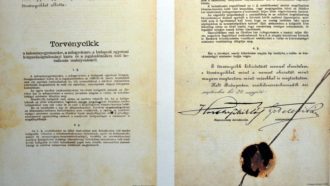 Budapest, 2010. október 14. A numerus clausus (zárt szám) elnevezésû törvény szövege Horthy Miklós kormányzó és Teleki Pál miniszterelnök aláírásával a Számokba zárt sorsok - a numerus clausus 90 év távlatából címû történeti kiállításon, a Páva utcai Holokauszt Emlékközpontban. MTI Fotó: Soós Lajos