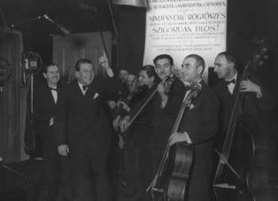 József Cselényi, Hungarian singer in the radio studio (1930s)