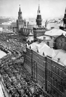 Crowd celebrating Yuri Gagarin on Red Square