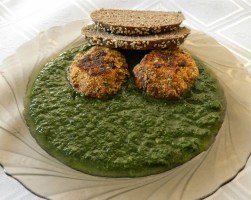 Spinach vegetable with zucchini burger and flaxseed loaf