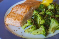 Baked salmon with sesame broccoli