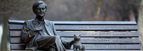 Veres Gábor: Weöres Sándor megpihen című szobra Szombathelyen