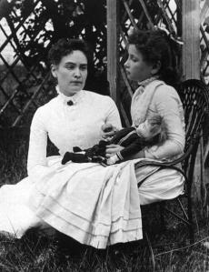 Helen Keller 8 évesen és Anne Sullivan