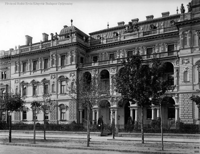 A Pallavicini-palota az Andrássy út 98. szám alatt 1889-ben (H. O. Rückwardt felvétele, forrás: FSZEK Budapest-képarchívum) A Pallavicini-palota az Andrássy út 98. szám alatt 1889-ben (H. O. Rückwardt felvétele, forrás: FSZEK Budapest-képarchívum)